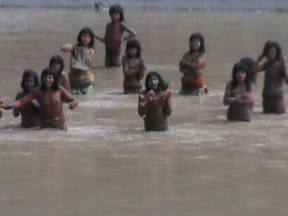 Miembros de la tribu Nanti, un grupo aislado cuyas tierras han sido adjudicadas para el proyecto de gas Camisea. © Survival International