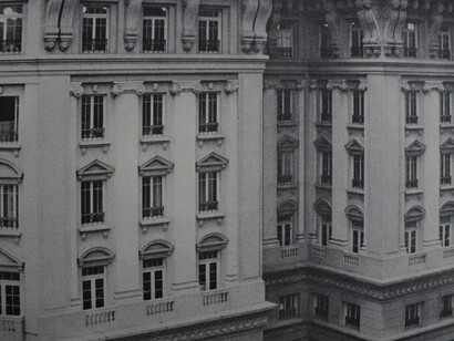 As construções do edifício Martinelli iniciaram em 1924 na capital de São Paulo, o projeto foi desenvolvido pelo arquiteto húngaro William Fillinger, formado na Academia de Belas Artes de Viena e os detalhes da fachada foram desenhados pelos irmãos Lacombe
