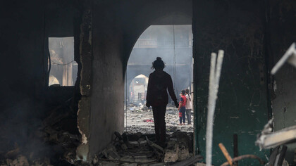 Una niña palestina inspecciona los daños después de un ataque israelí al edificio escolar Yafa, una escuela convertida en refugio, en la ciudad de Gaza el 23 de abril de 2025