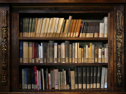 Biblioteca Marucelliana, sala di consultazione, scaffalatura del xvii secolo riadattata dalla bibl. Palatina di Palazzo Pitti