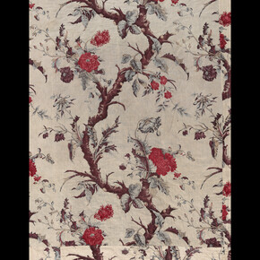 Indiana con albero della vita, realizzata probabilmente a Neuchâtel, 1800 ca.
Il re francese vieta l’industria delle indiane in Francia a partire dal 1686 per proteggere la produzione della seta nazionale. Ne trae beneficio la Svizzera, dove vengono create importanti fabbriche di indiane ugonotte.

Copyright: Museo nazionale svizzero, ex collezione Petitcol