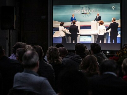 Periodistas observan el debate de campaña entre Merkel y Schulz