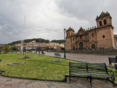 La Plaza de Armas de Cusco, Perú, es el corazón de la ciudad, rodeada de majestuosas casonas coloniales y la imponente Catedral