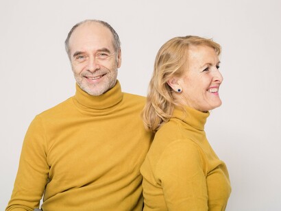 Yoga della risata. Sebbene le prime volte che lo si fa possa sembrare sciocco, dopo poco si assiste a una rimozione di qualsiasi giudizio interno e preconcetto e fare in modo che le persone lascino andare ogni ritrosia e imparino a prendersi meno sul serio