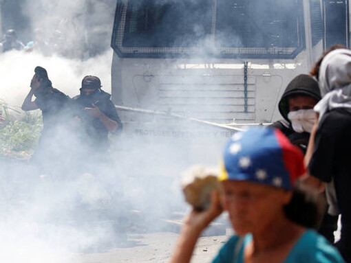 Enfrentamiento entre alborotadores y fuerzas del orden