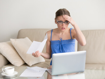 Lorsque l’aide arrive trop tard ou que les outils numériques échouent, le système devient un labyrinthe anxiogène