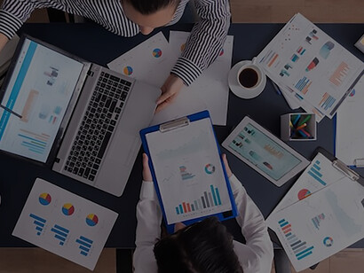 Top viewtop view of manager and employee doing teamwork in business office , looking at charts on laptop display