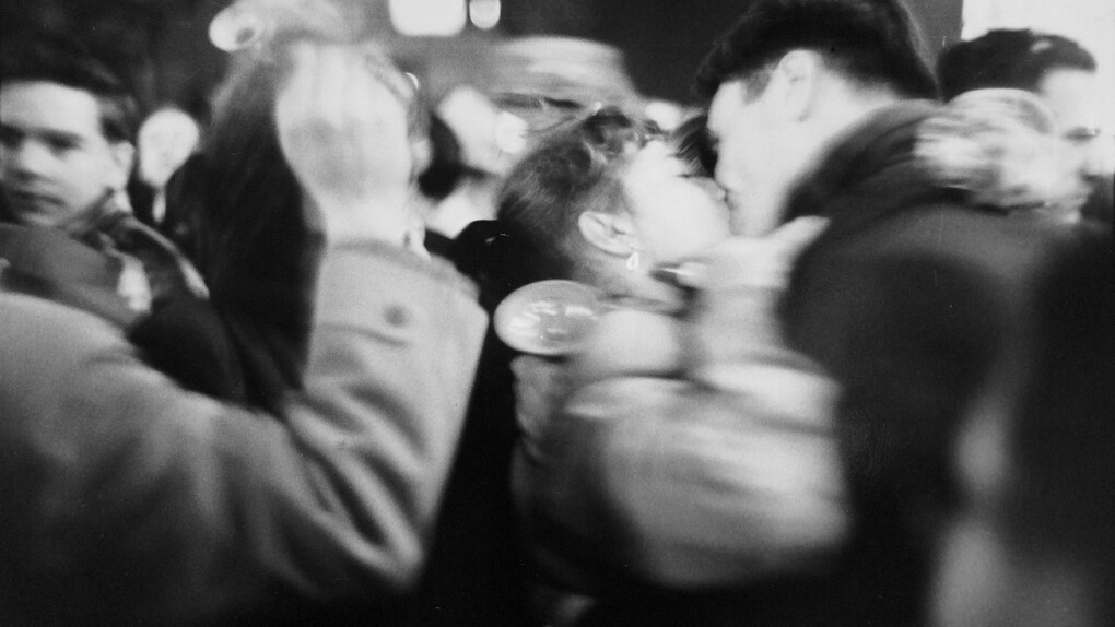 Saul Leiter, The Kiss, 1952
Gelatin silver print
20 x 32 cm
Signed, captioned and dated by photographer verso