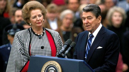 Margaret Thatcher escucha a Ronald Reagan proferir un discurso en EE. UU., 1988