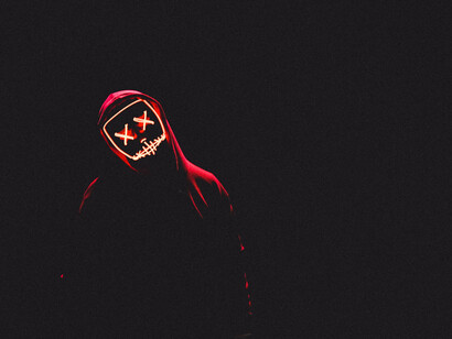Personne masquée avec sweat-shirt rouge. Ma grand-mère passe la plupart de son temps toute seule © Sacha Jea
