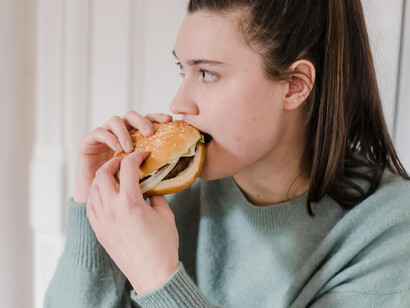 Un burger simple, fait maison, c’est tout un monde de plaisir retrouvé dans chaque bouchée