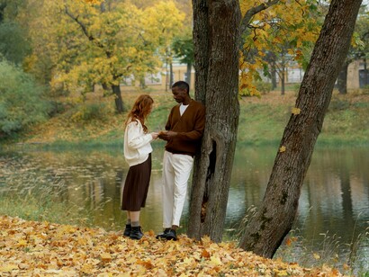 Ambos se olharam e sorriram. Até aí, tudo normal. Porém, o inexplicável aconteceu: eles seguiram de mãos dadas e fizeram todo o trajeto assim. No fim, ela largou a mão do rapaz e entrou de volta no carro. Nenhum dos dois trocou uma só palavra. Depois do ocorrido, olharam os celulares e conferiram o horário