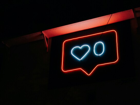 I social network hanno trasformato il dibattito pubblico in uno spazio dove l’anonimato e la deresponsabilizzazione favoriscono odio e violenza verbale