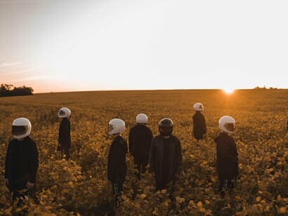 Homens "presos" em seus próprios capacetes. A falta de troca, impressões, partilhas de saberes no núcleo familiar levam o sistema a ignorar as emoções. Tudo que é considerado incómodo é atirado para o vazio do silêncio. Sem estas trocas, o processo de empatia é esquecido e os ciclos se repetem infinitamente e perpetuam dores