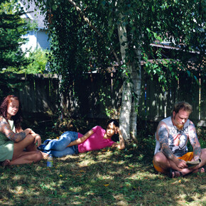 Jeff Wall, Tattoos and shadows, 2000. Cortesia do MAAT