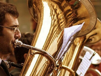 Banda musicale che si esibisce per le vie cittadine