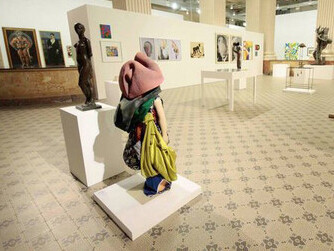 Casos como a controvérsia da exposição 'Queermuseu' revelam a tensão entre a função social dos museus em promover diversidade e a pressão de grupos conservadores, refletindo os desafios da arte em tempos de polarização política. Fotografía de Marcelo Liotti Junior para o perfil no Facebook do Santander Cultural