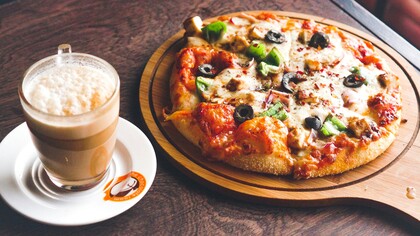 Mito: il cappuccino è una bevanda da fine pasto. Realtà: in Italia si beve solo a colazione. Dopo i pasti si preferisce un espresso. Cappuccino dopo pranzo? Considerato un'eresia