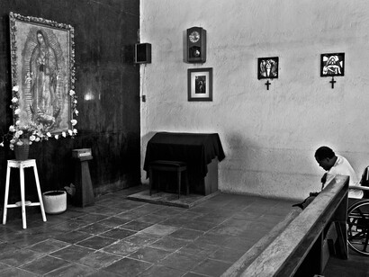 Humberto rezando en la capilla. Arturo Bermúdez, @bermudezphoto