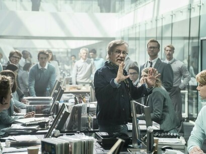 Steven Spielberg, The Fabelmans sembra il suo sogno ad occhi aperti che rievoca la sua fanciullezza, mettendo a nudo, i ricordi di famiglia, gli spazi domestici, i volti e situazioni che hanno contribuito alla sua formazione
