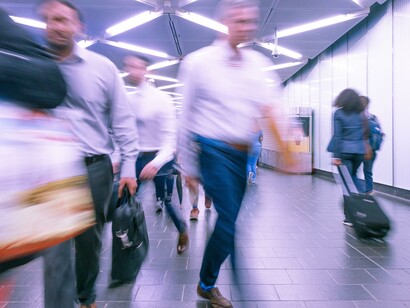 Persone in un aeroporto: Spesso senza pause di ristoro, spesso con il fiatone, come se dovessimo correre una maratona all’andatura prediletta dai centometristi