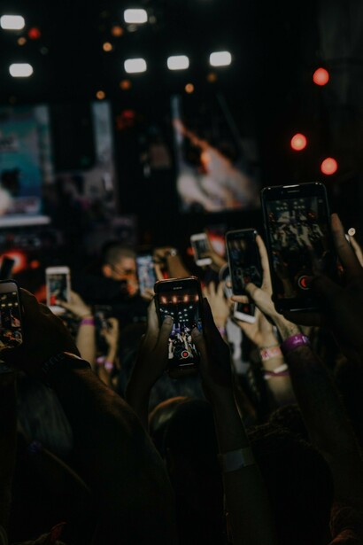 Brunori Sas in un suo brano canta: “non riesco più a vedere/la differenza se c’è/tra la vita reale e la vita cellulare”