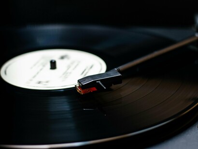 A geração que cresceu com CDs e posteriormente se acostumou ao streaming sentiu falta do ato físico de comprar, colecionar e manusear discos de vinil. O vinil voltou a ser visto como um objeto de colecionador, com edições limitadas, versões remasterizadas e capas de álbuns com um design altamente valorizado