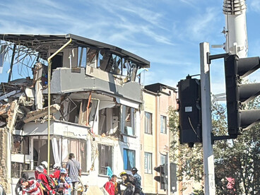 Las viviendas con sus paredes, techos y cimientos, los puentes y las construcciones que se agrietan o caen; lo débil se rompe y lo flexible pero fuerte se mantiene. Escombros de un edificio luego del terremoto del 10 de agosto de 2026. Pereira, Colombia