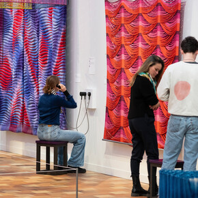 Verschiedene künstler:innen, Textile manifeste. Von Bauhaus bis Soft sculpture, ausstellungsansicht. Mit freundlicher genehmigung des Museum für Gestaltung