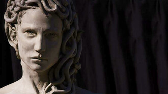 Medusa, particolare della statua di Luciano Garbati. Ogni donna è attraente finché l'invidia e la possessività che la circondano non la trasformano in una gorgone vendicativa e disumanizzata. Mostrandoci il lato oscuro della bellezza, quando non è altro che un affronto. Dopo aver conosciuto la storia completa di Medusa, pensi ancora che sia un mostro malvagio e senza scrupoli che agisce senza compassione?