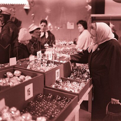 Personas comprando decoraciones para el árbol de Navidad, diciembre de 1960