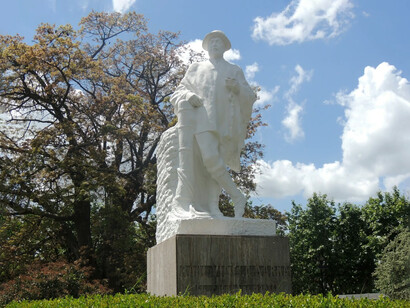 Monumento en homenaje a Raúl Videla Dorna, Plaza Adolfo Alsina, Monte, Buenos Aires, Argentina