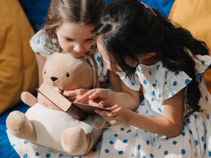 Uma educação infantil de qualidade promove o desenvolvimento emocional, social e cognitivo, formando seres que pensam e interagem com o mundo