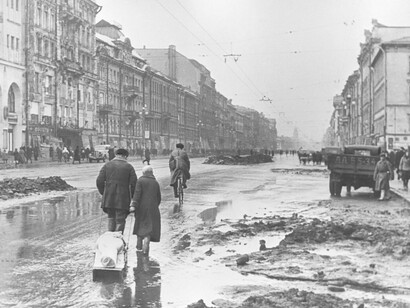 Pessoas na Avenida Nevsky durante o Cerco de Leningrado. Rússia, região de Leningrado