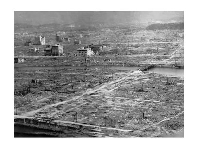 8:15 la bomba atomica fu sganciata su Hiroshima, poco dopo (6 agosto 1945)