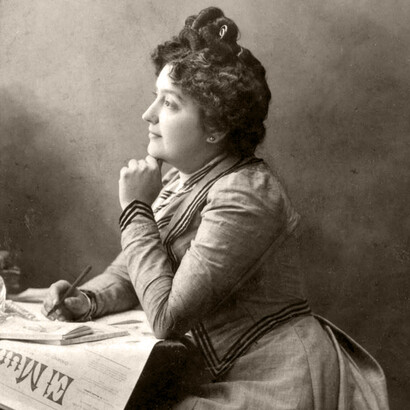 Retrato de Carmen de Burgos en su escritorio