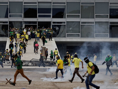 Nas entrelinhas desta frase também há um outro que está sendo rechaçado (‘O Brasil é nosso e não deles...’); Na Esplanada dos Ministérios, Brasília, Brasil