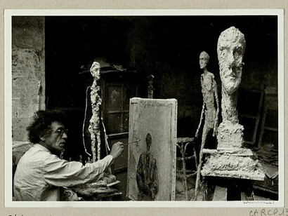 Alberto Giacometti dans son atelier terminant une oeuvre