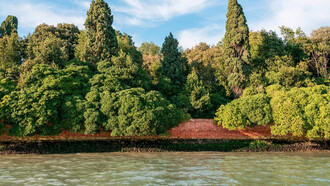 Giardino Eden Hundertwasser a Venezia visto dal canale