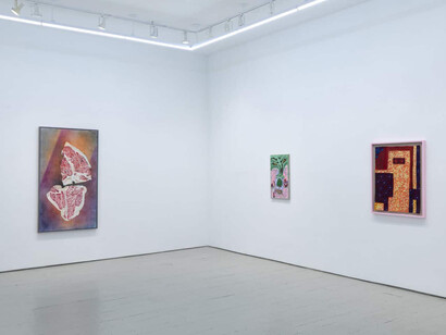 Various artists, *teks-, exhibition view. Courtesy of Klaus von Nichtssagend Gallery