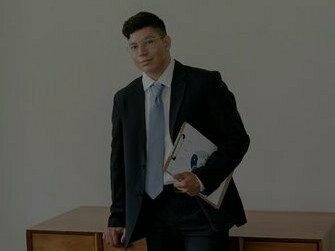 Homem em ambiente de trabalho. Sinais sutis na comunicação humana podem ser grandes quanto ao impacto nos sentimentos alheios