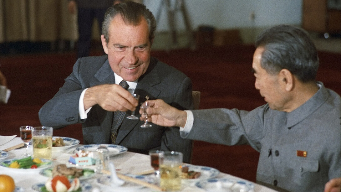 US President Richard Nixon and Chinese Premier Zhou Enlai toast, 1972