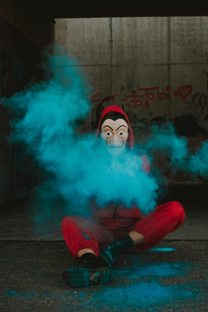 Entenda como o nonsense se relaciona com movimentos artísticos como surrealismo e dadaísmo, desafiando a lógica e as normas estabelecidas