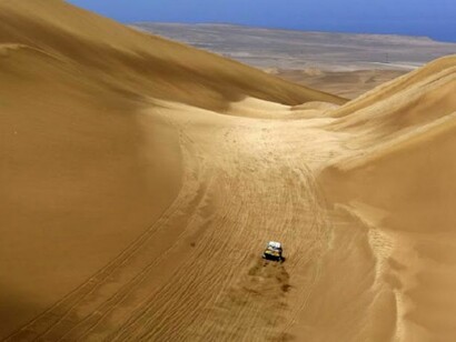 Camión atravesando la inmensidad del desierto