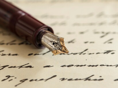 Una pluma sobre un papel