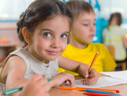 Las nuevas metodologías conciben la escuela como un escenario en donde los niños aprenden a expresarse, escuchar, pensar, investigar, relacionarse y dar rienda suelta a su creatividad