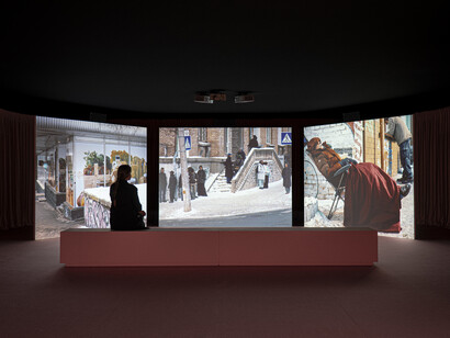 Roman Khimei y Yarema Malashchuk, Pedagogías de guerra, vista de exhibición. Cortesía del Museo Thyssen-Bornemisza