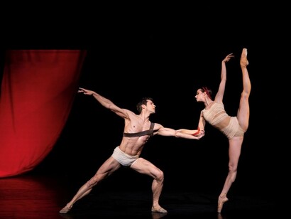 Sul palcoscenico del Teatro Massimo di Palermo, Roberto Bolle veste i panni del grande pittore lombardo con un'interpretazione intensa e fisicamente potente, capace di restituirne il genio creativo e l'inquietudine interiore