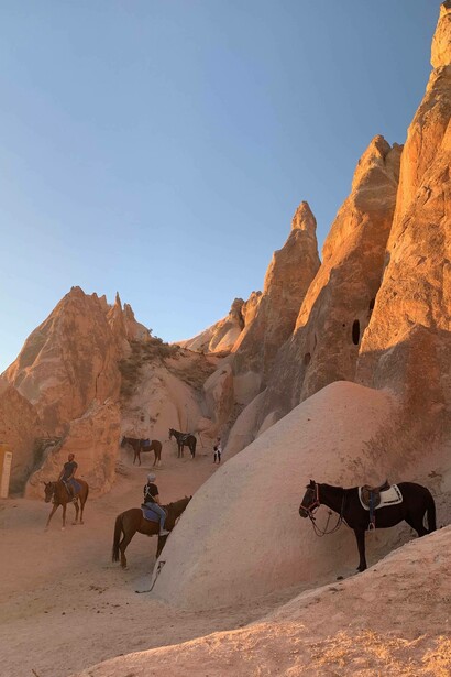 A cavallo tra le gole della valle di Göreme, Cappadocia, Turchia