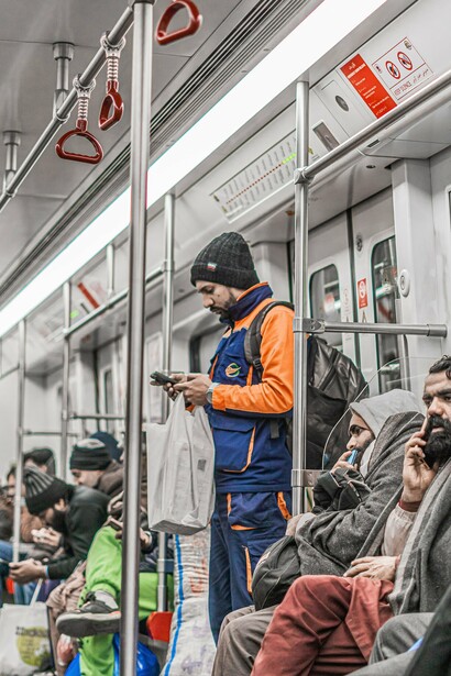 Pessoas utilizam o transporte público em meio à movimentação urbana. Entre trabalho, deslocamentos e despesas crescentes, muitos portugueses enfrentam desafios que vão além dos debates partidários